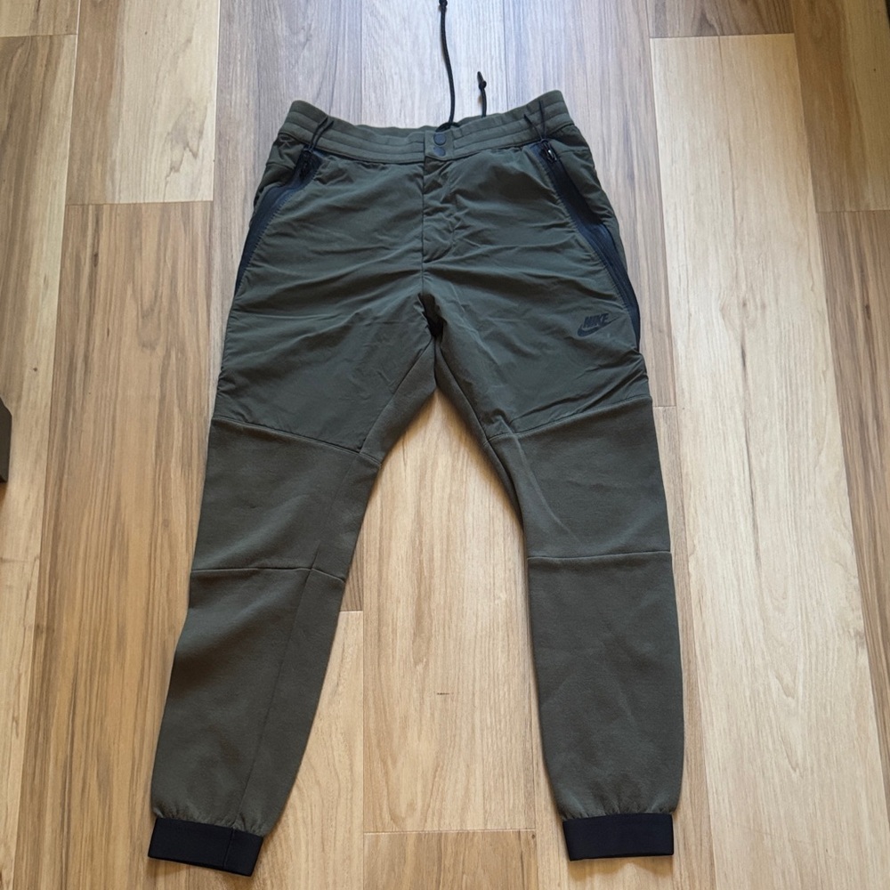 Nike Men's Green Jogger Tech Fleece with Black Accents